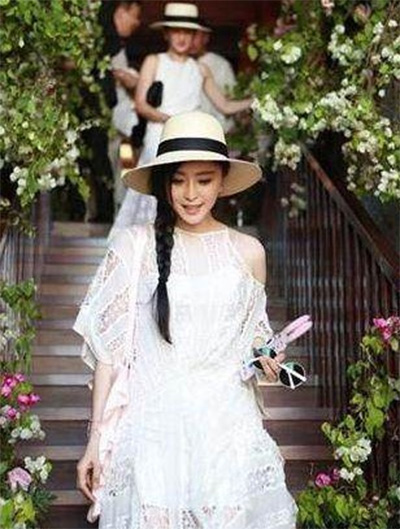 看看女星們花式戴草帽的帽子戲法！