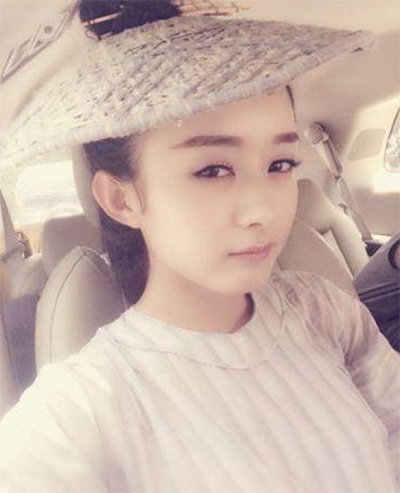 看看女星們花式戴草帽的帽子戲法！